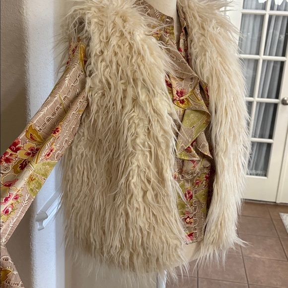 Anthropologie Hei Hei ivory faux fur plush fuzzy vest Size M - Picture 7 of 17
